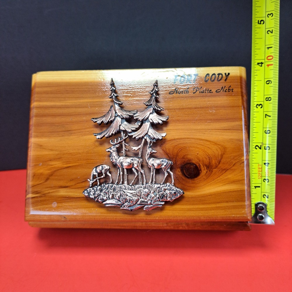 Fort Cody Cedar Wood Keepsake Box Unisex Small Brown Good Deer Forest Relief